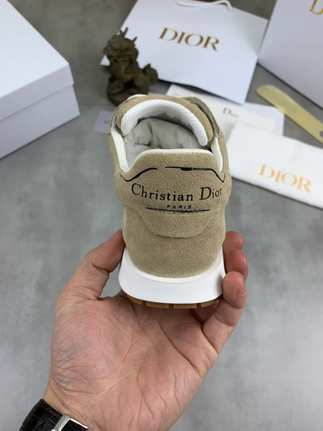 Men's men's shoes P560 new Dior Tech sneakers 2026 early spring series new products, with fashionable details, highlighting retro aesthetics. The light beige anti-suede cow leather upper is spliced ​​with apricot transparent mesh fabric on the side. The upper window edge is adhered with high-frequency flat ironing and back-pressure. It replicates the original craftsmanship, making it beautiful and comfortable without falling off. The interior is made of sheep lining of the same color and is soft and comfortable. The heel and tongue are embellished with the Paris logo. The textured TPU soles with the same color logo. The high-end version is exquisitely packaged with an airplane box, adding to the high-end style. Color: 4️⃣colors available Size: Female 35-41 Male 39-46